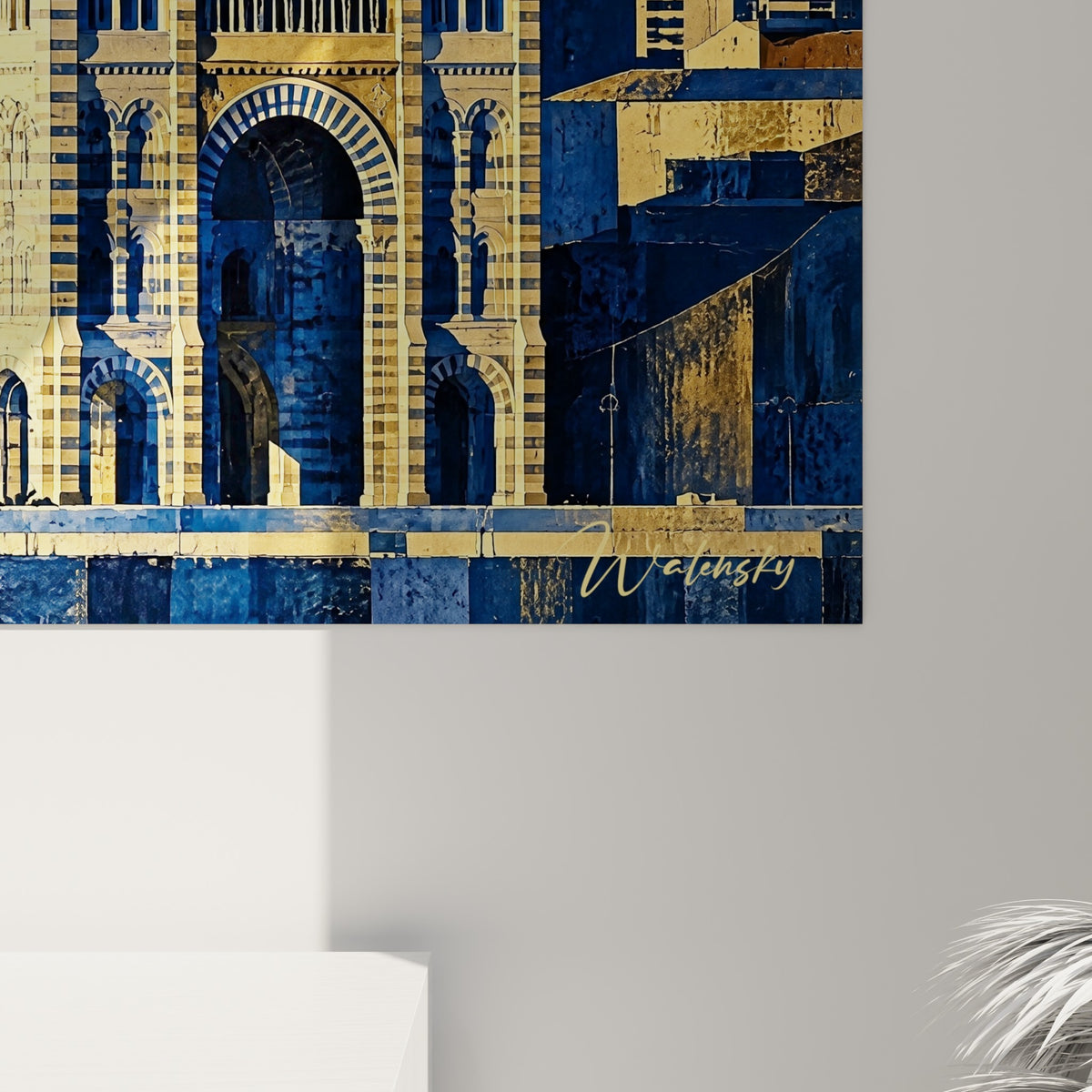 Détail des touches dorées et bleu marine sur la pierre texturée des dômes de la cathédrale encadrée