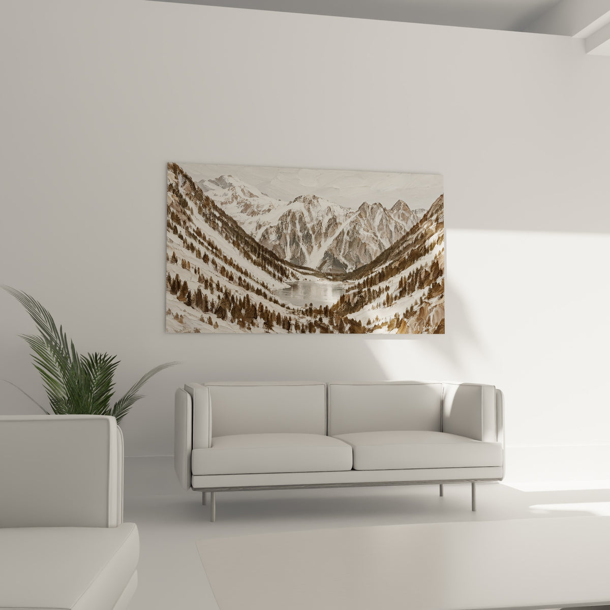 Lac gelé et sapins sombres entre pentes brunes et blanches, tableau accroché au-dessus d'un canapé dans un salon lumineux