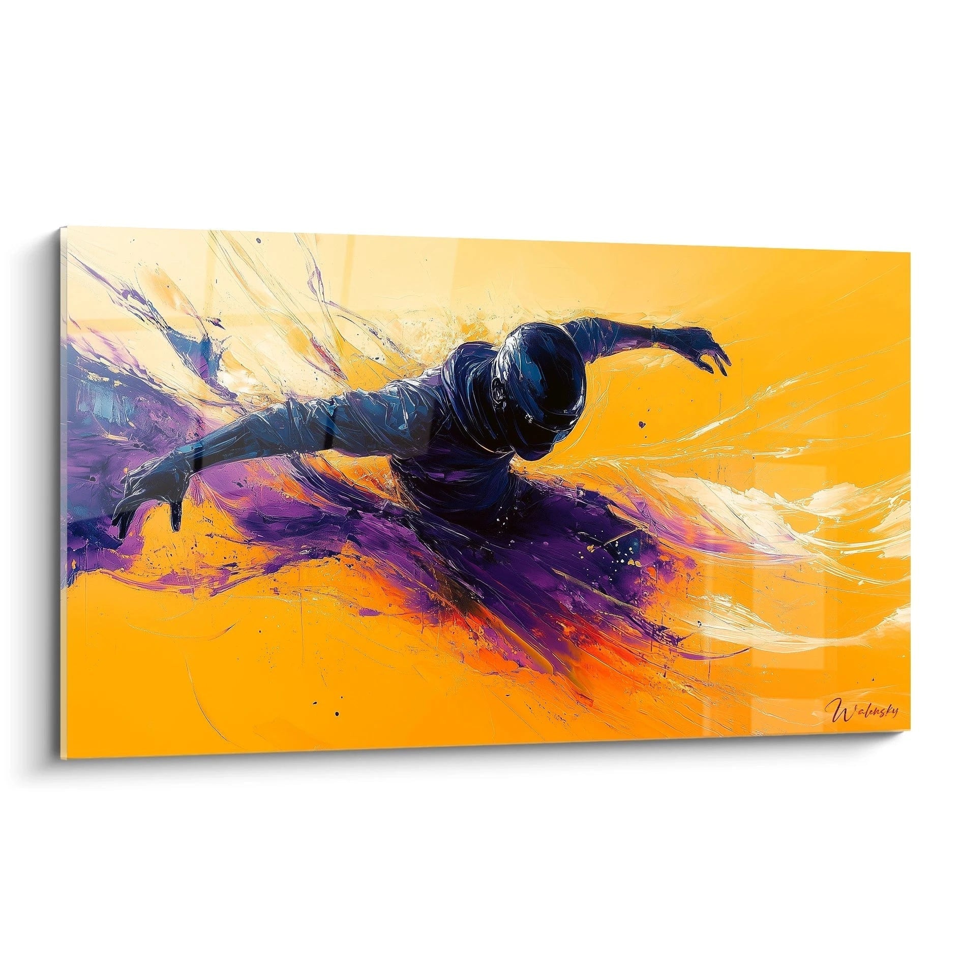 Un tableau street art représentant une silhouette sombre en mouvement dynamique sur fond jaune-orangé éclatant, avec des éclaboussures violettes et des traînées blanches créant une impression de vitesse et d'énergie brute.
