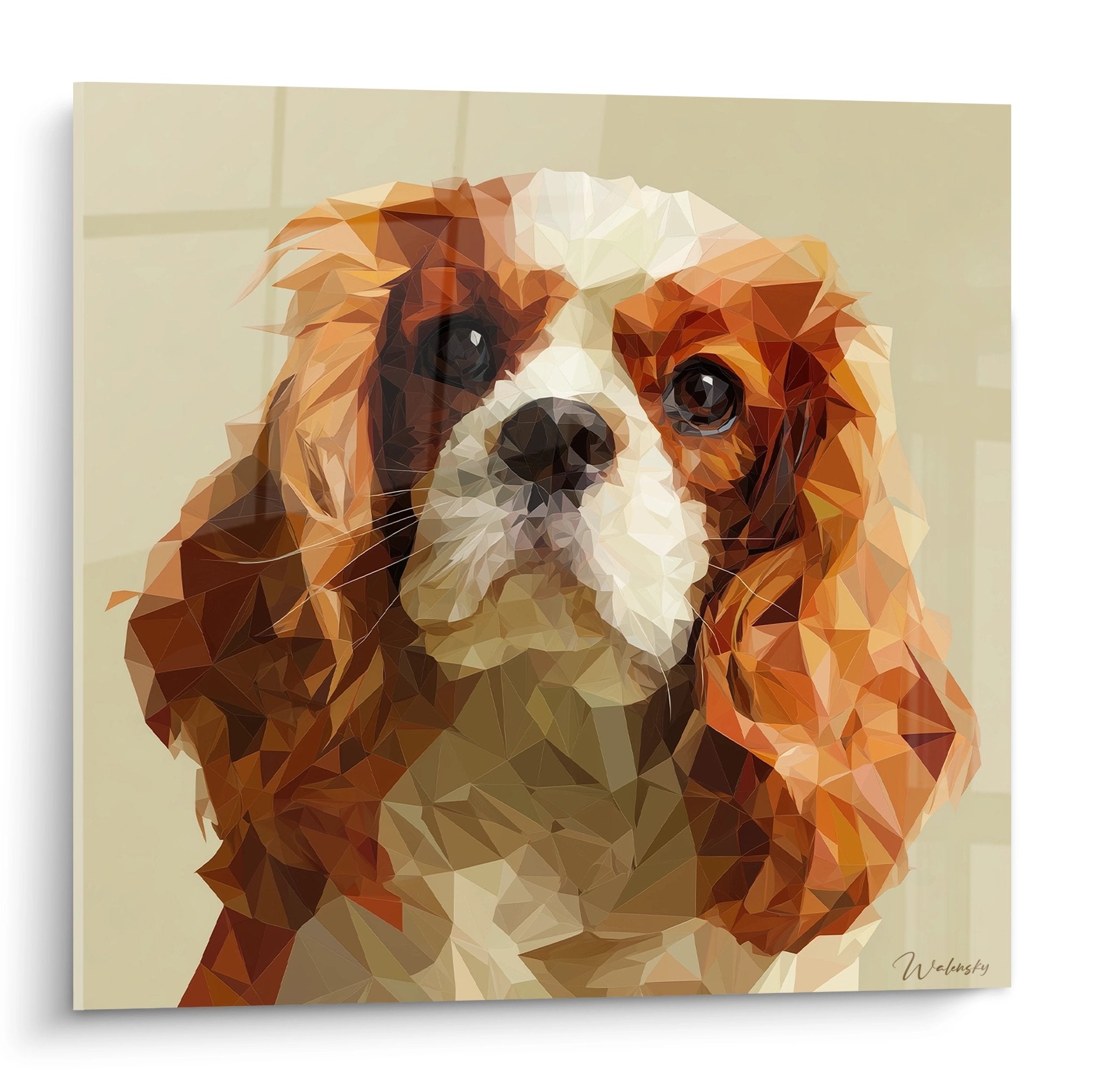 Portrait polygonal d'un Cavalier King Charles aux tons roux et blancs sur fond beige en style géométrique moderne
