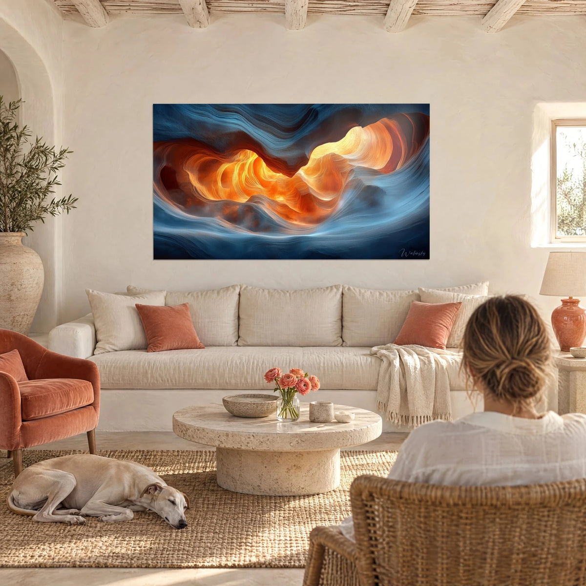 Tableau canyon de grès sculpté par le vent, orange ardent et bleu acier, au-dessus d'un canapé dans un salon lumineux