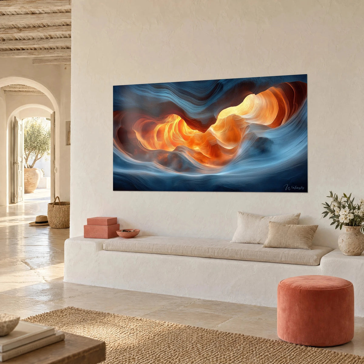 Tableau cavité rocheuse aux strates ondulées, braise orange et bleu nuit, sur un mur blanc d'une maison méditerranéenne