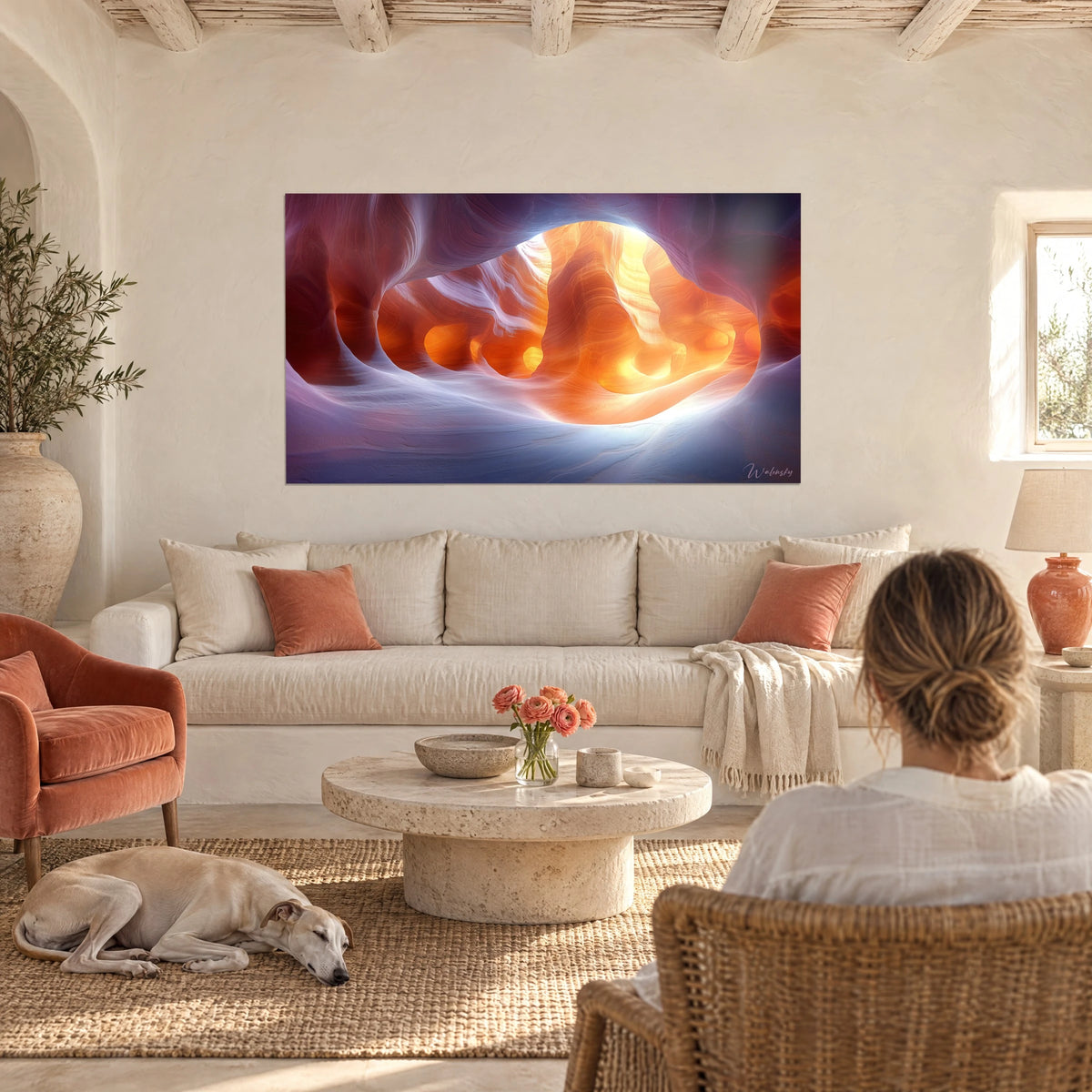 Quadro canyon di arenaria arancione incandescente, apertura luminosa e volte viola, sopra un divano in un soggiorno luminoso