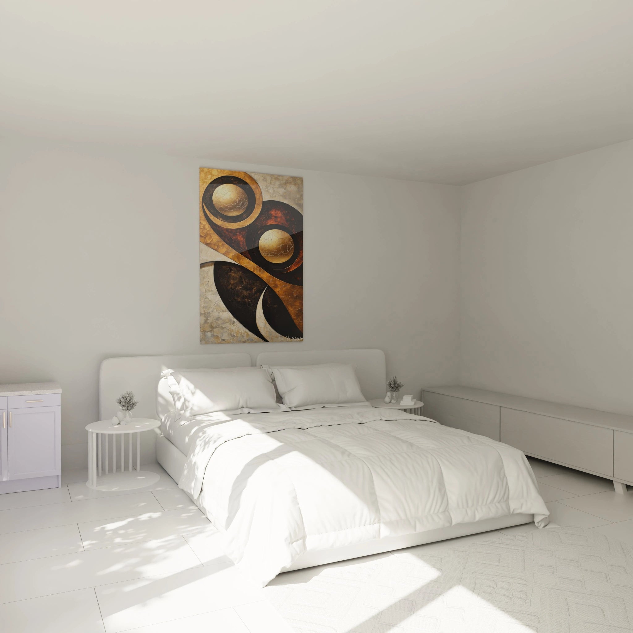 Tableau africain mural abstrait aux tons dorés et noirs dans une chambre blanche moderne