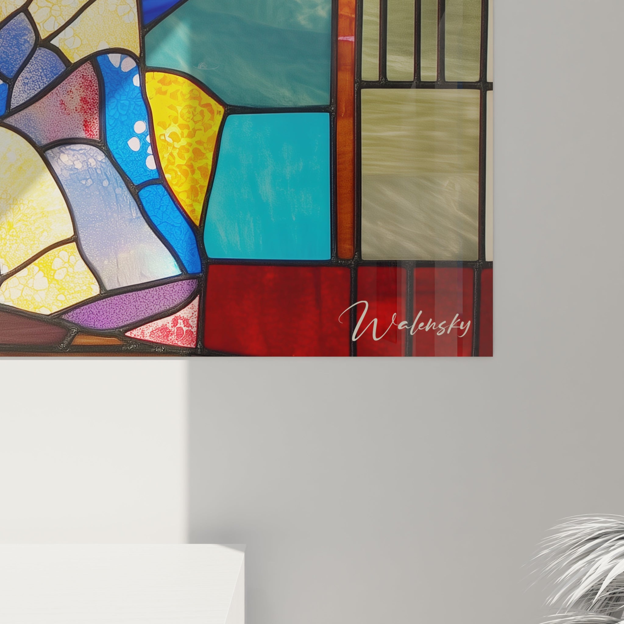 Un tableau vitraux illustrant une scène japonaise méditative où une geisha manipule délicatement un récipient à thé, créé avec des pièces de verre de différentes textures et transparences, aux couleurs vives délimitées par des jointures métalliques noires.
