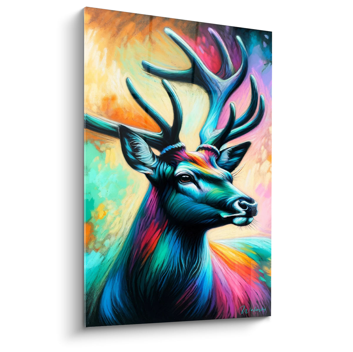 Cerf peint en bleu marine et rose fuchsia, regard vif, ramure verte sur fond ocre lumineux