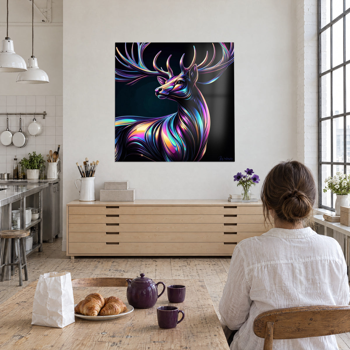 Tableau bête aux bois ramifiés, flancs rose et jaune vifs sur fond noir, regardé par une femme de dos dans un loft