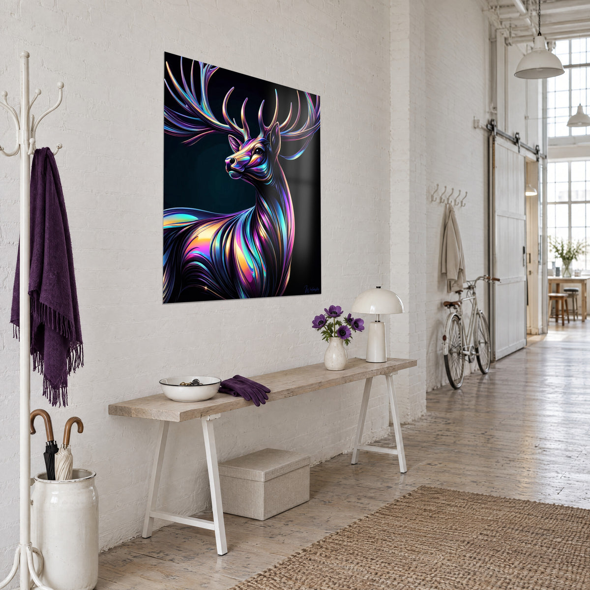 Tableau cervidé holographique, reflets magenta et or sur le cou, vu de trois quarts près d'une console en bois clair