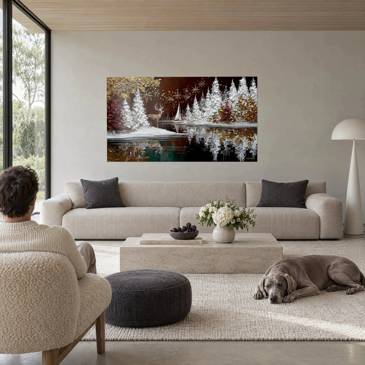 Cuadro ciervo dorado a orillas de un lago nevado, abetos blancos en relieve y reflejos burdeos, sobre un sofá en un salón luminoso