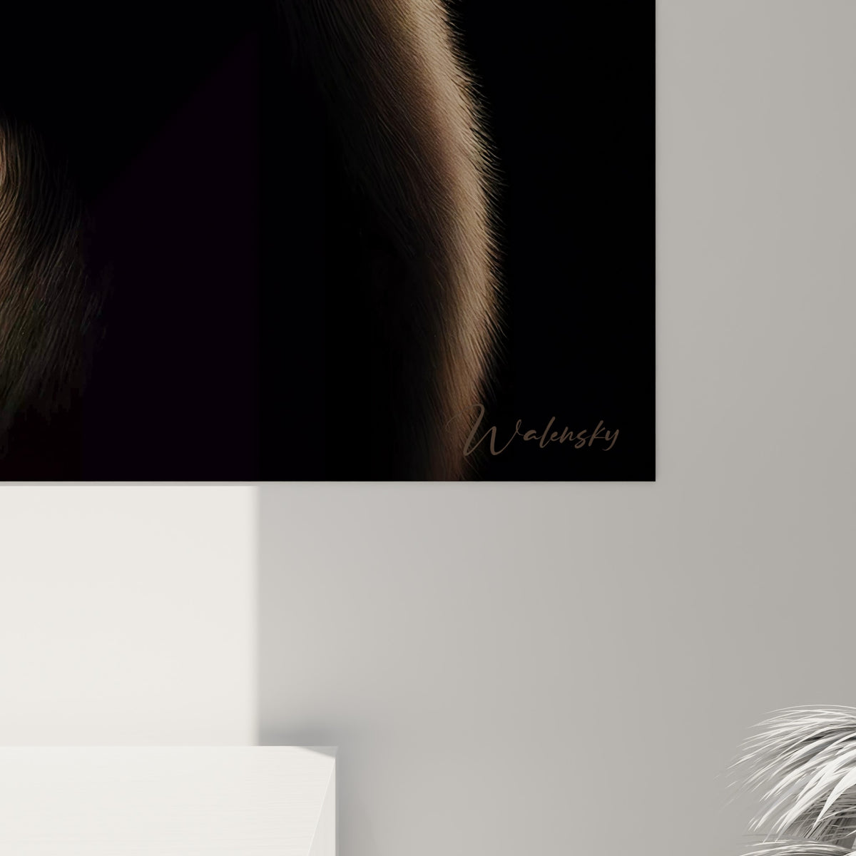 Grain rapproché des bois ivoire du cerf, reflets dorés se fondant dans le pelage anthracite