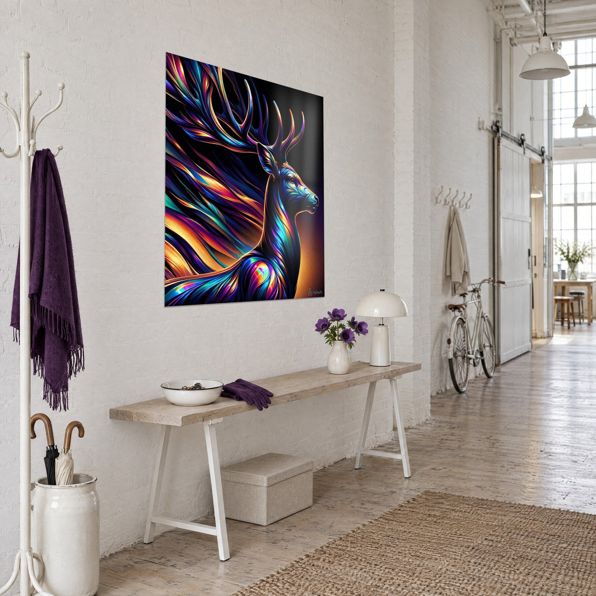 Gemälde Tier mit gedrehten Geweihen, violett-orangefarbenes Lichtband auf schwarzem Grund, dreiviertel Ansicht in einem Künstlerloft