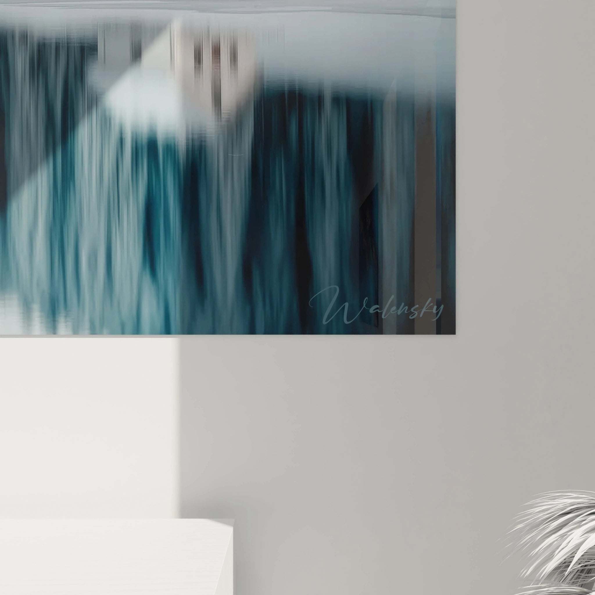 Tableau mural Walensky montrant un chalet flou sur textures verticales bleues tableau chalet bois authentique