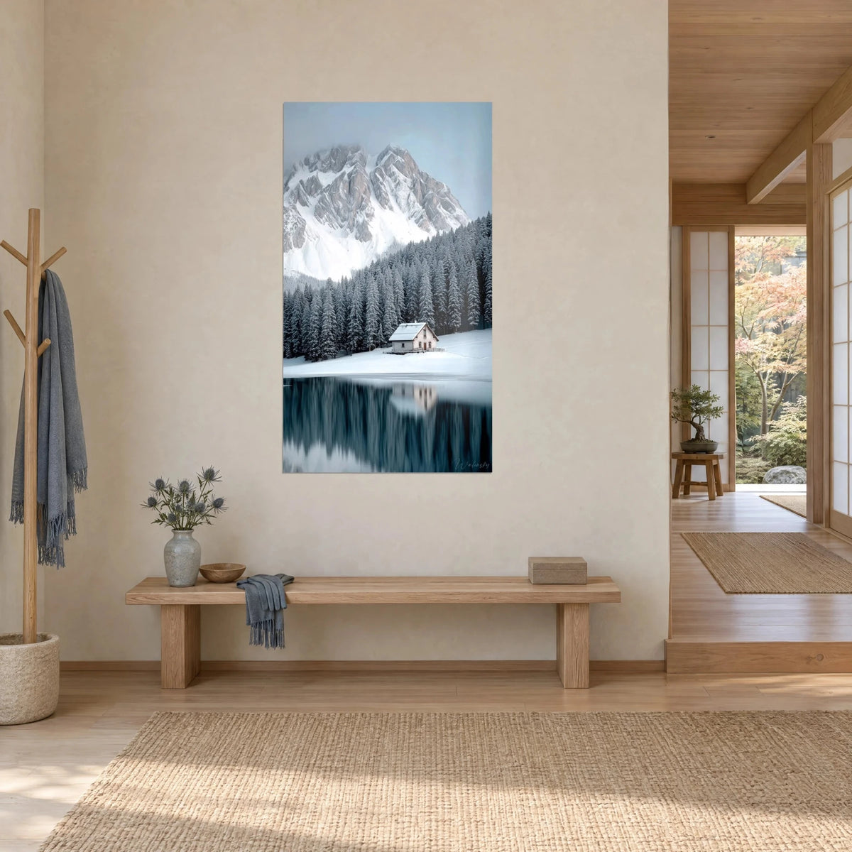 Tableau refuge alpin enneigé reflété dans un lac bleu nuit, cime rosée brumeuse, sur un mur beige près d'un banc en bois