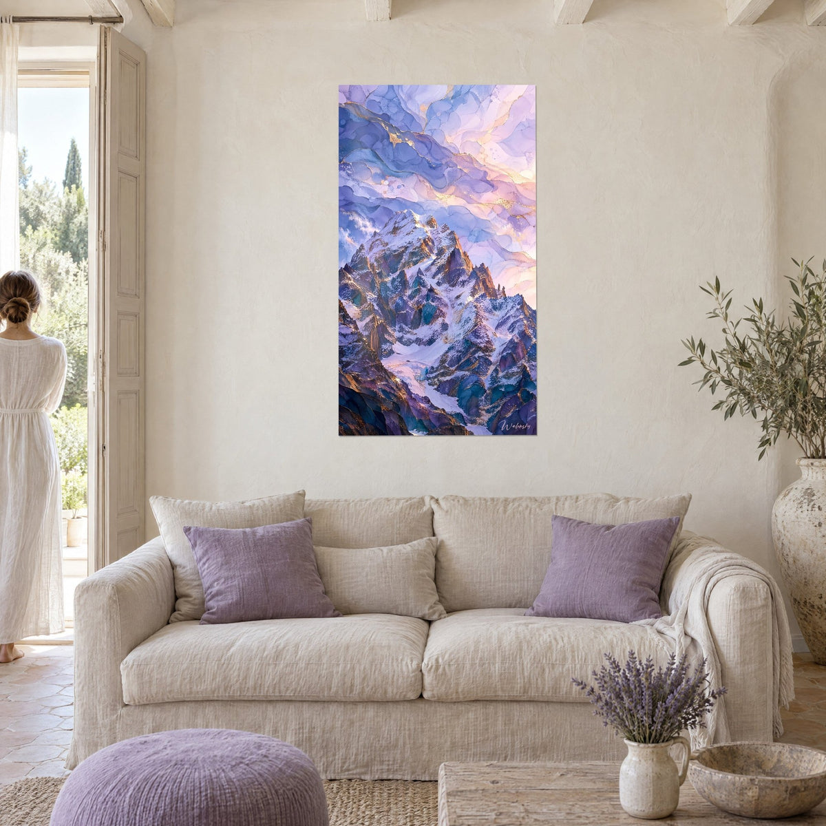 Tableau sommet alpin enneigé, roches mauves et cuivre sous nuages roses ondulés, au-dessus d'un canapé dans un salon lumineux