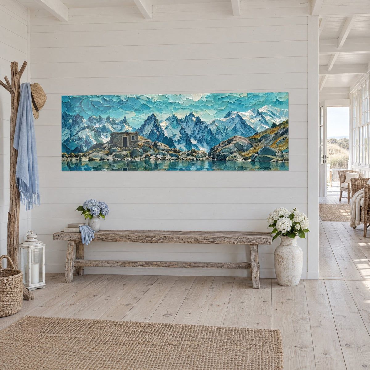 Tableau cabane de montagne en pierre sous un ciel turquoise empâté, crêtes blanches et bleues, mur blanc d'une maison de bord de mer