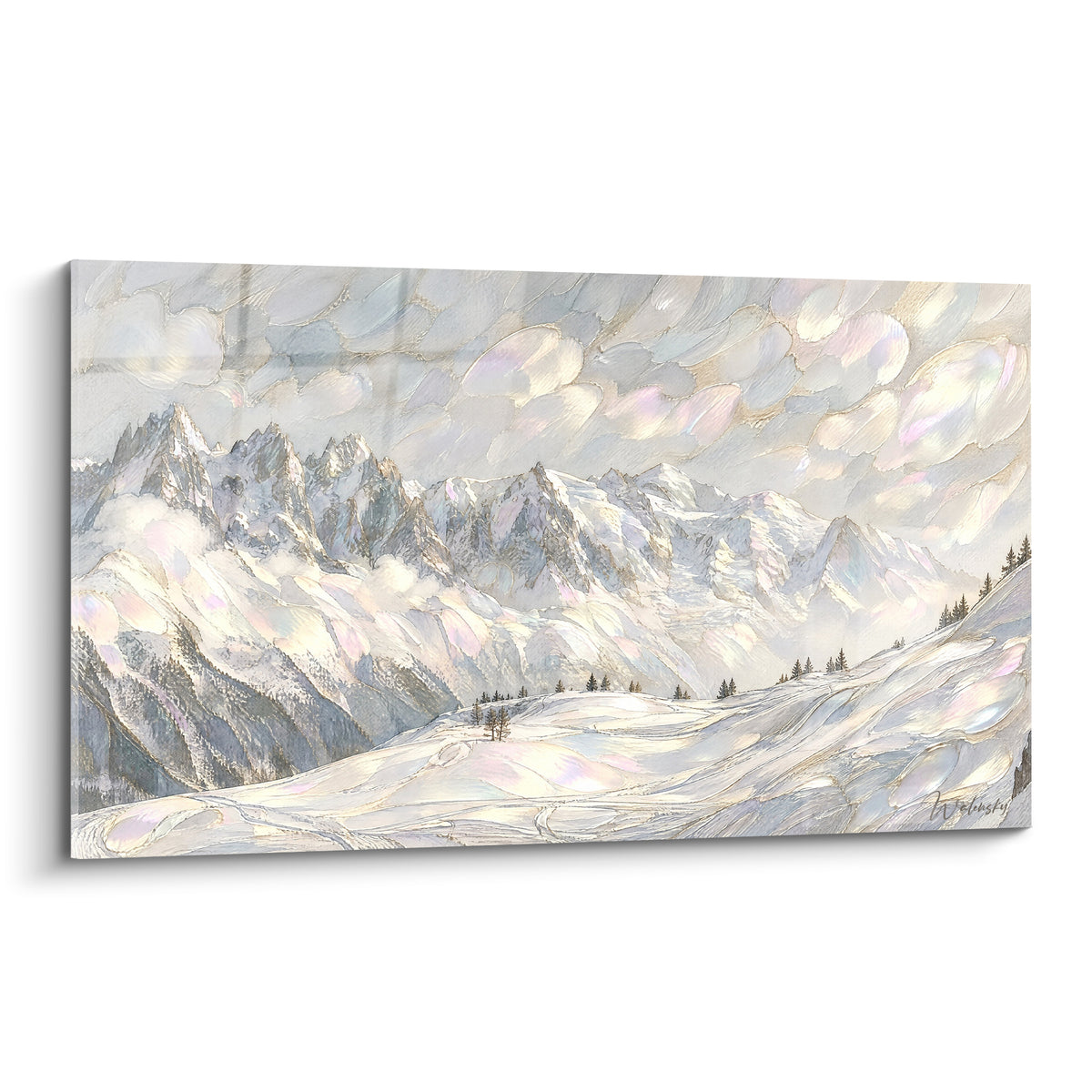 Tableau massif enneigé aux reflets gris perle et dorés, sommets acérés sous un ciel nacré
