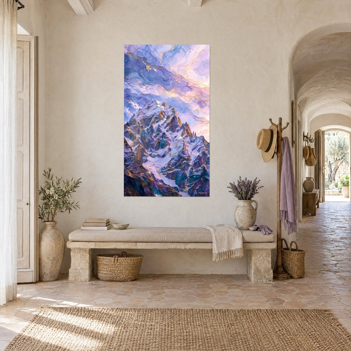 Tableau massif rocheux aux arêtes violettes et ocre, ciel marbré lilas et doré, mur crépi d'un couloir de mas provençal