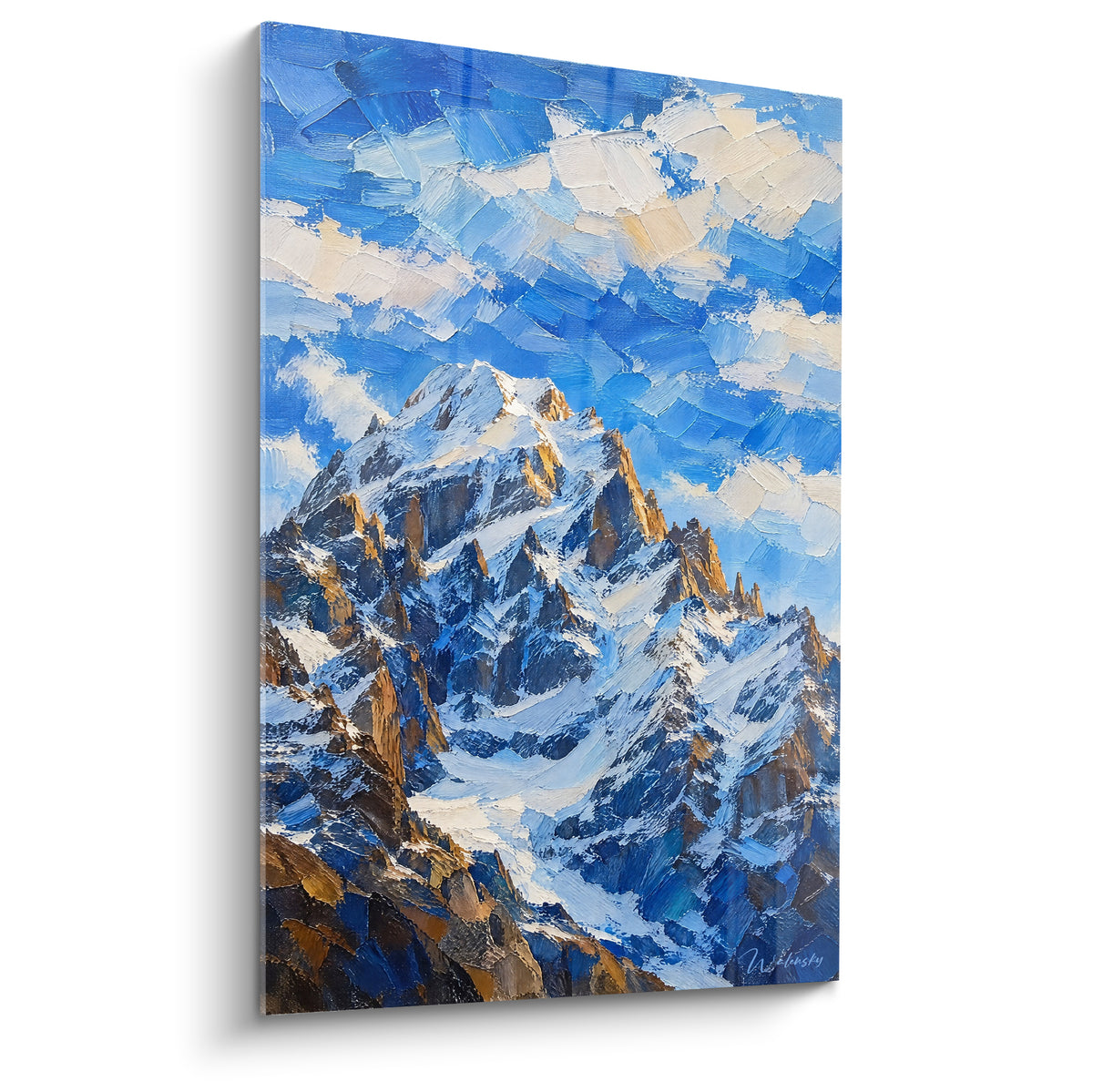 Cuadro de una cima nevada con reflejos azul marino y ocres, crestas rocosas bajo un cielo nuboso texturizado