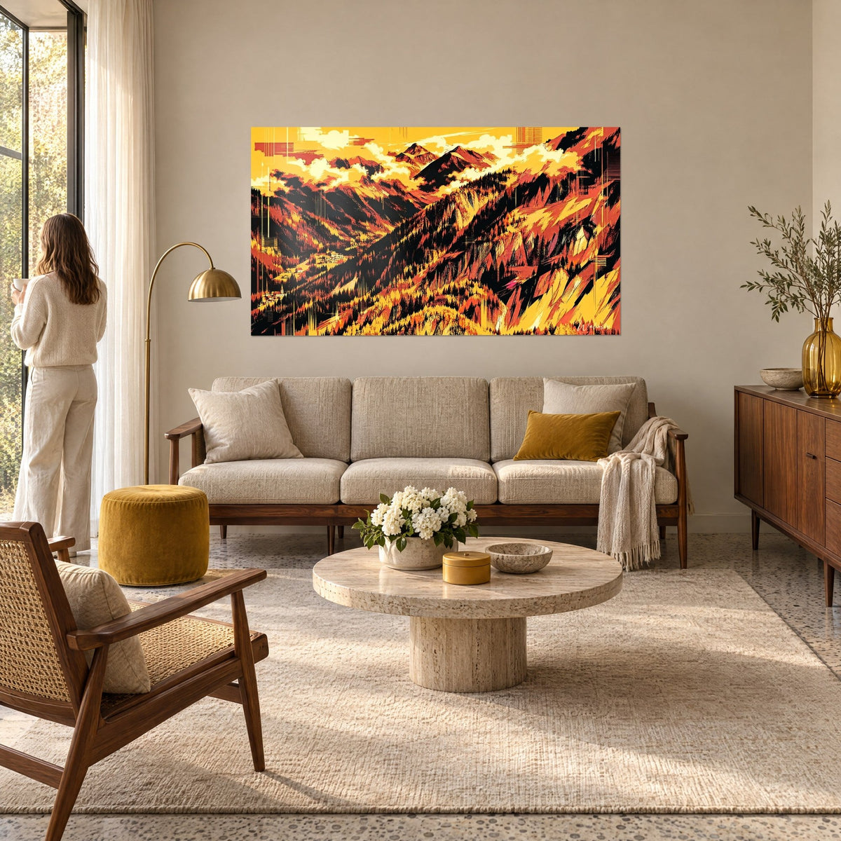 Tableau massif montagneux doré, pics ocre et cramoisi sous les nuées crème, femme de dos, au-dessus d'un canapé dans un salon lumineux
