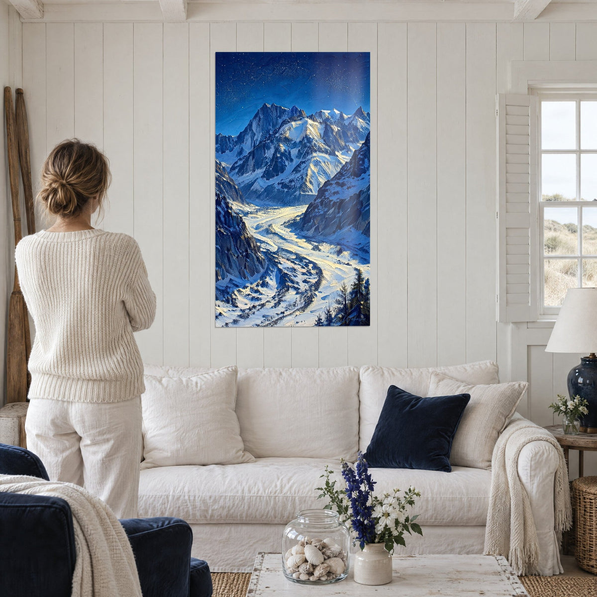 Cuadro glaciar sinuoso bajo un cielo estrellado, azul noche y ocre dorado, sobre un sofá en un salón luminoso