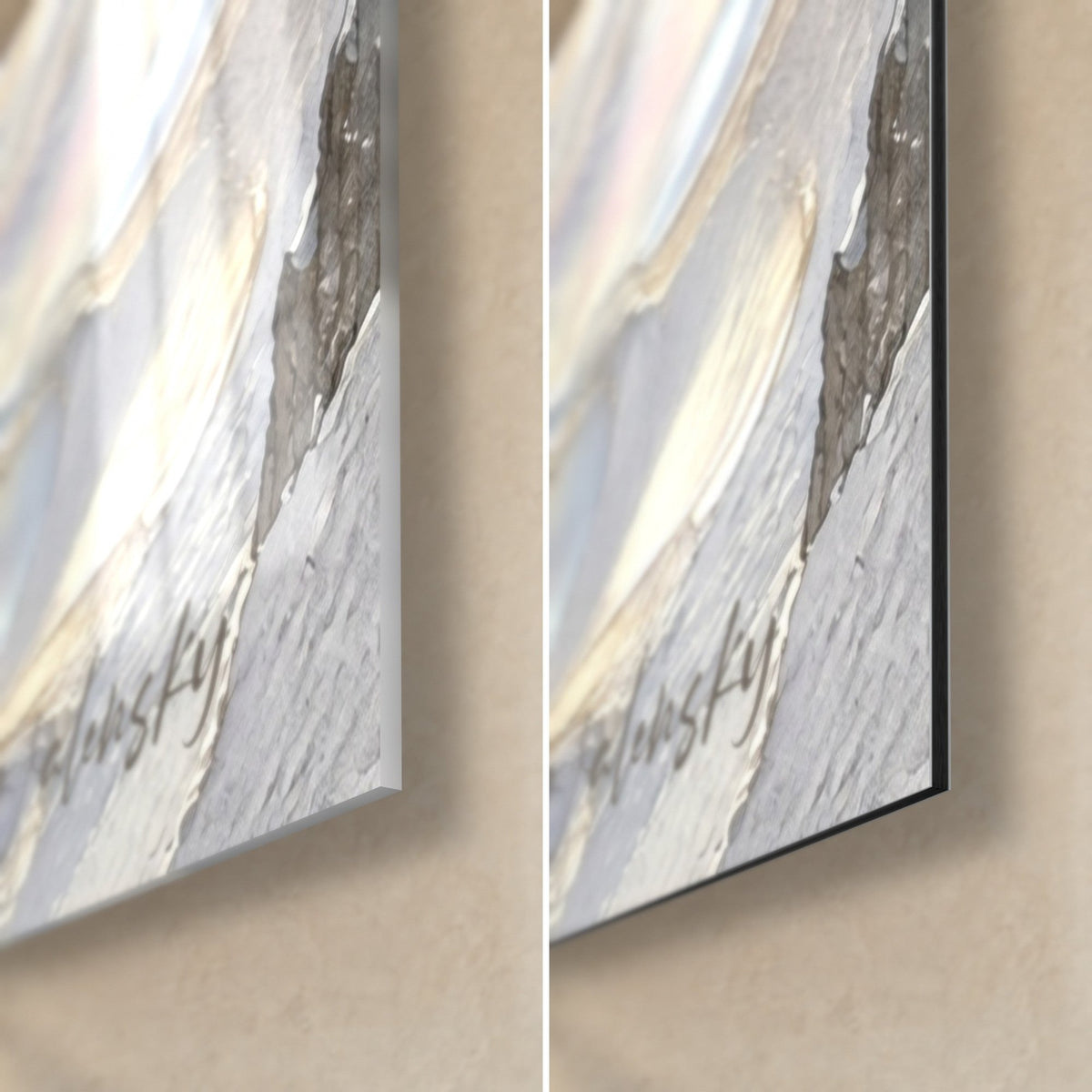 Tableau cimes enneigées gris argent et blanc nacré, coin bas droit, signature Walensky, verre brillant à gauche, Dibond mat à droite
