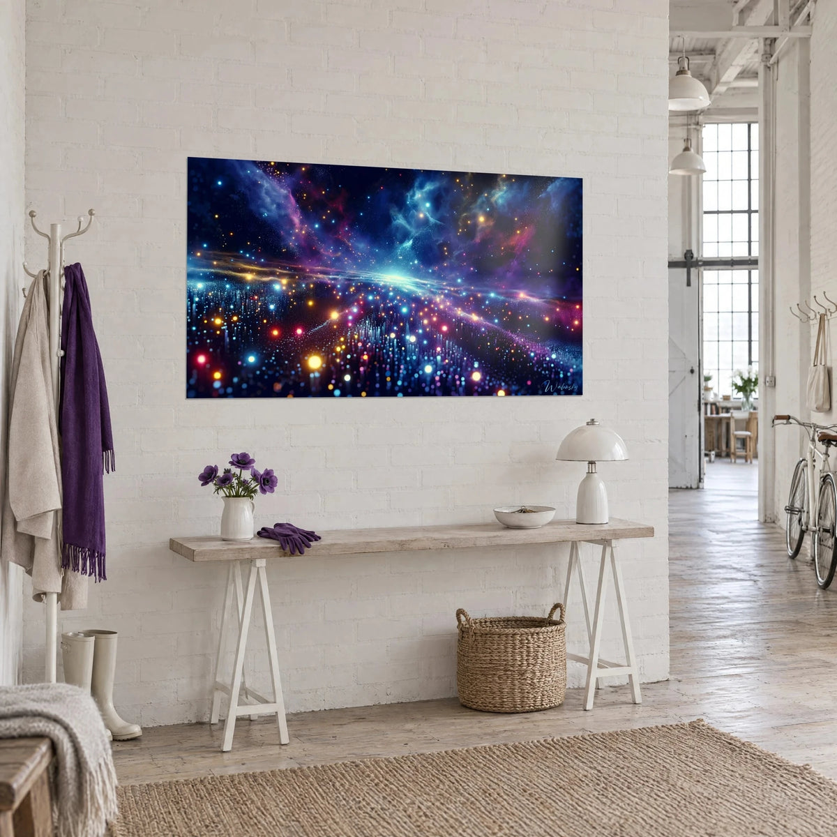 Gemälde Galaxie aus funkelnden Partikeln, violetter und elektrisch blauer Schleier, weiße Ziegelwand eines Lofts