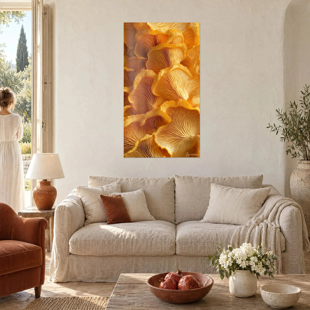 Tableau lamelles de champignon dorées aux franges safran, nuances ocre et miel, au-dessus d'un canapé dans un salon lumineux