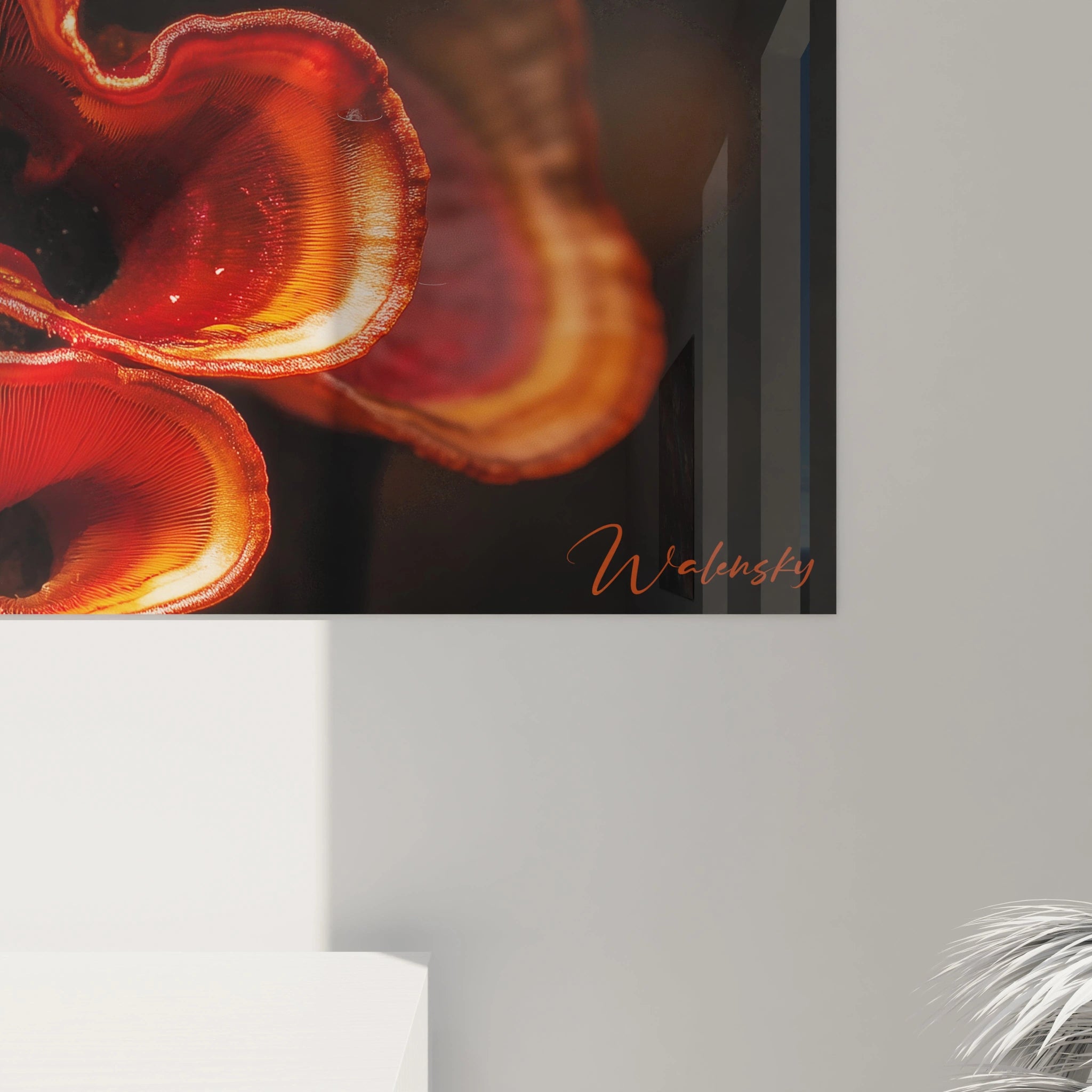 Un tableau champignon nature capturant des champignons en relief aux couleurs rouge et orange, avec des contours ondulés et des détails fins sur un fond texturé aux tons marron et noir.







