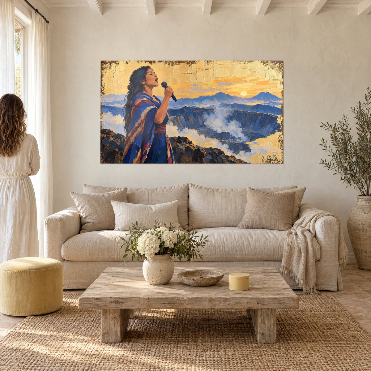 Tableau chanteuse au micro, châle bleu et rouge, sommets brumeux sur fond d'or craquelé, au-dessus d'un canapé dans un salon lumineux