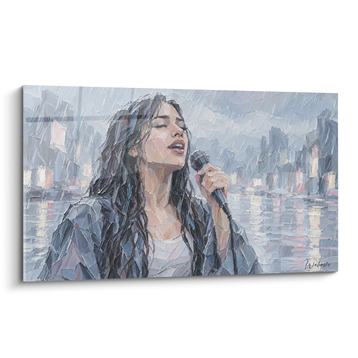 Tableau chanteuse aux cheveux noirs mouillés, micro en main, tons gris bleu et doré sous la pluie