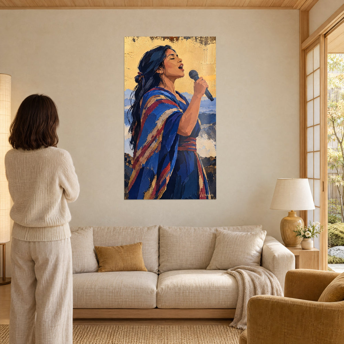 Gemälde Sängerin im blau-roten Poncho, erhobener Kopf, Mikrofon in der Hand, goldener Hintergrund, über einem Sofa in einem hellen Wohnzimmer