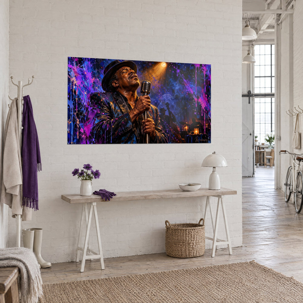 Tableau crooner au chapeau noir sous un projecteur ambre, veste maculée de peinture violette, console d'un loft d'artiste