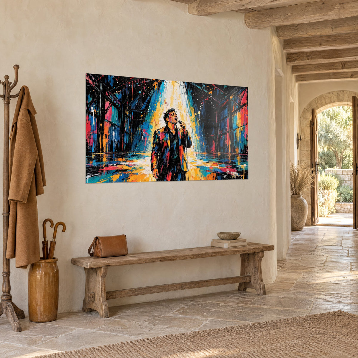 Tableau crooner dans la lumière ambrée d'un hangar, éclaboussures turquoise et rouge, mur crépi près d'un banc en bois