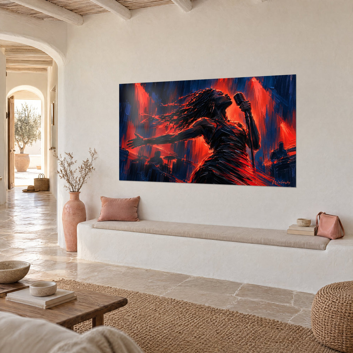 Tableau diva au micro, bras tendu, coups de couteau rouge flamme sur fond bleu marine, sur un mur crème près d'une banquette