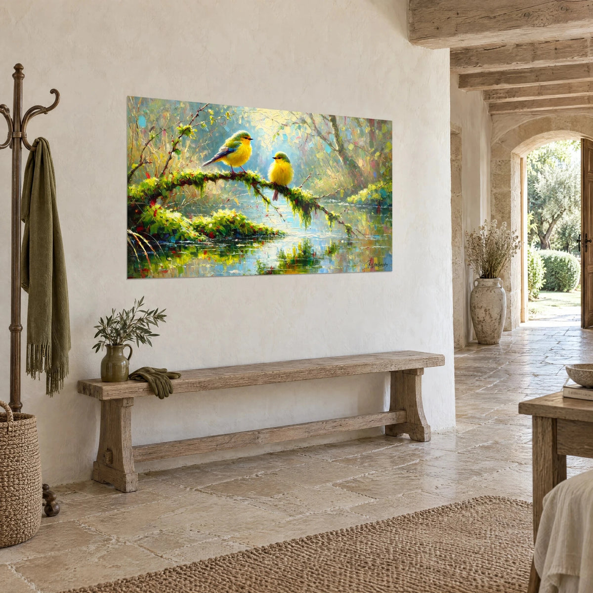 Quadro pulcini dorati appollaiati su un tronco ricoperto di muschio verde vivo, riflessi azzurro pallido sullo stagno, consolle in legno, casa di campagna in pietra