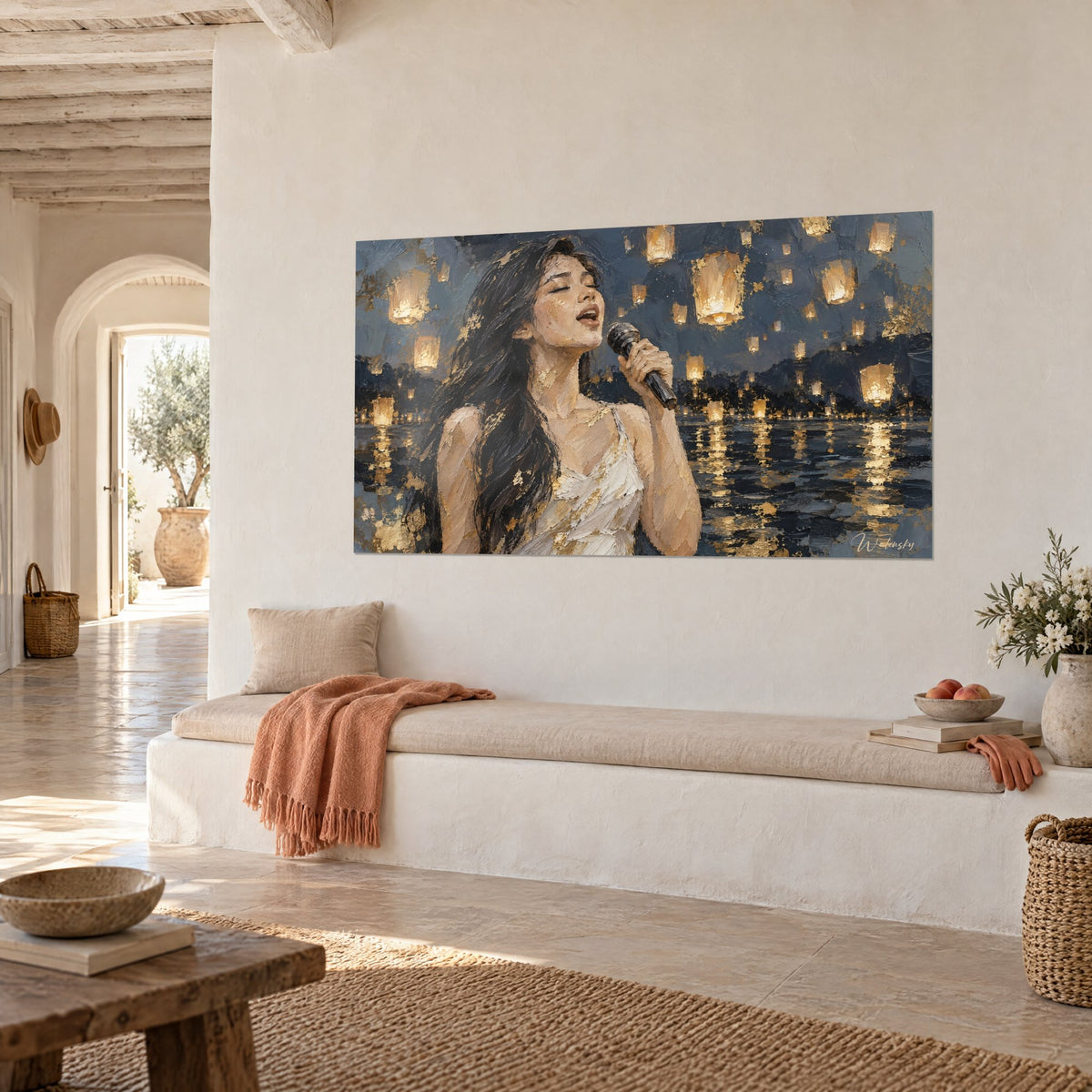 Schilderij zangeres met lange zwarte haren, amberkleurige lantaarns drijvend op een donker meer, op een witte muur naast een mediterrane bank