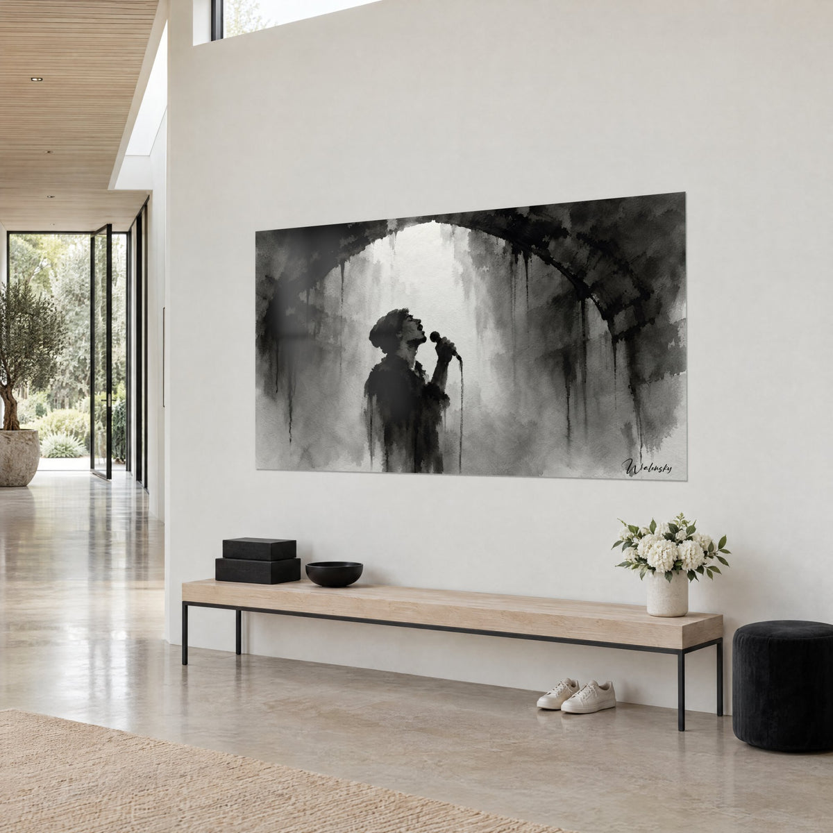 Tableau voix puissante lancée sous une arche d'encre noire aux coulures, fond gris perle, sur un mur blanc de maison d'architecte
