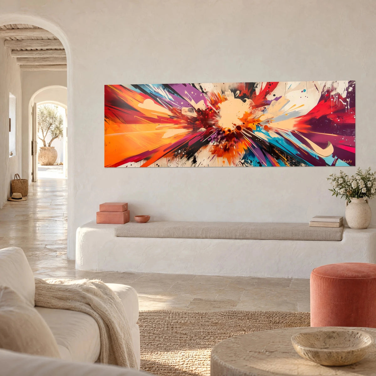 Tableau gerbe de pigments rouge carmin et turquoise jaillissant d'un cœur crème, vue de trois-quarts, mur blanc d'une maison méditerranéenne