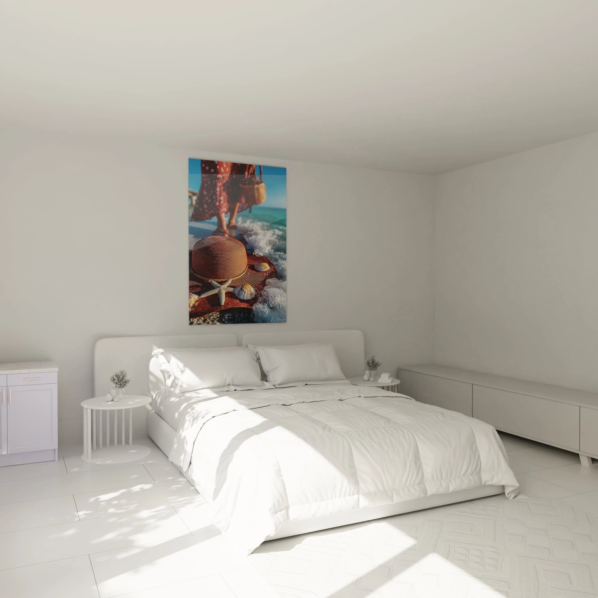 Tableau mural Walensky au dessus du lit dans chambre blanche tableau déco chapeau étoile de mer sur fond plage