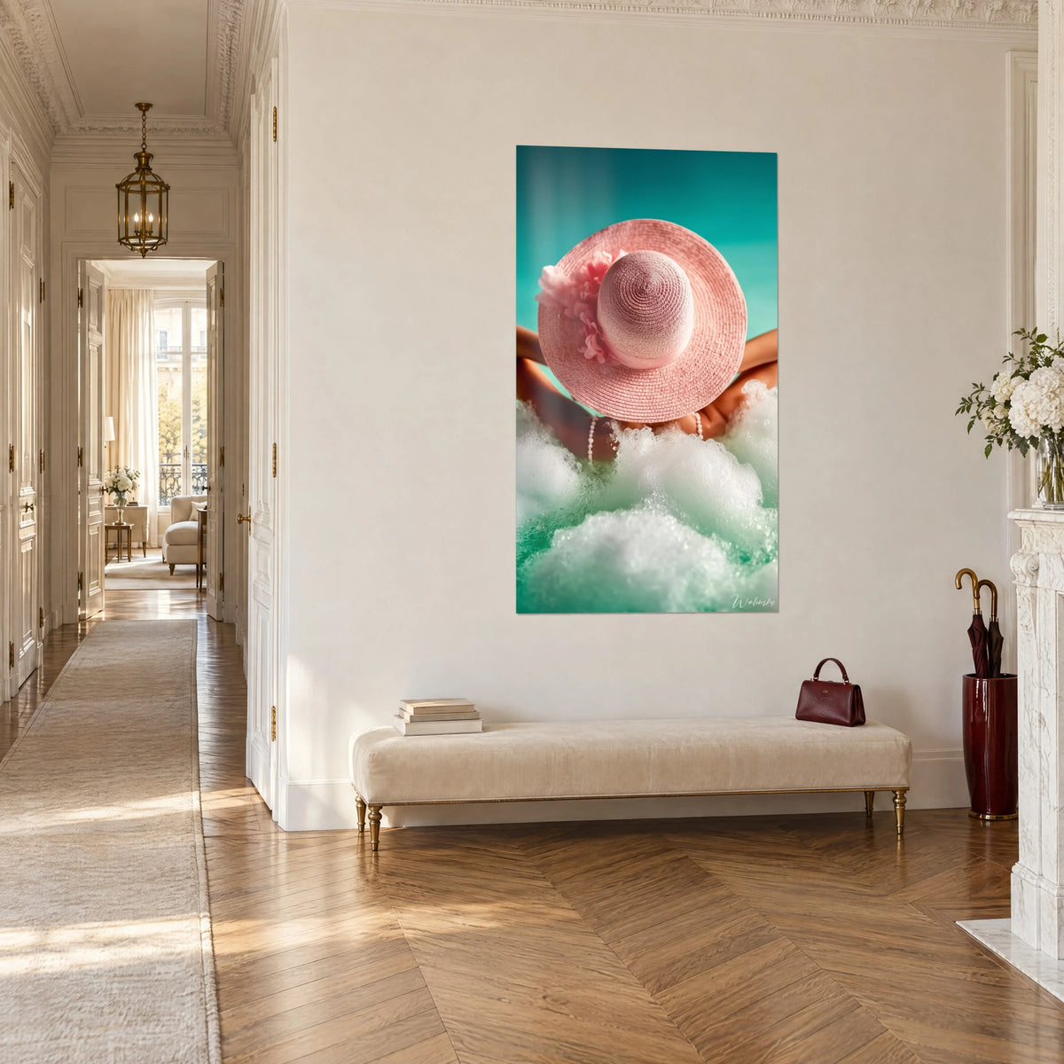 Cuadro sombrero de paja rosa adornado con una flor de tela, espuma blanca y fondo turquesa, pasillo luminoso de estilo haussmanniano