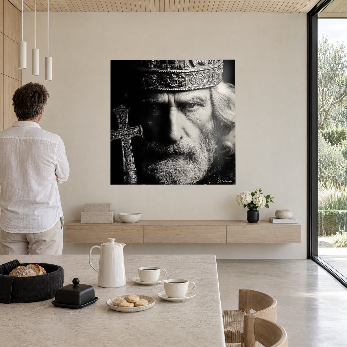 Cuadro de un emperador de frente arrugada, mirada clara bajo una corona ornamentada, blanco y negro contrastado, frente a un hombre de espaldas junto a un ventanal