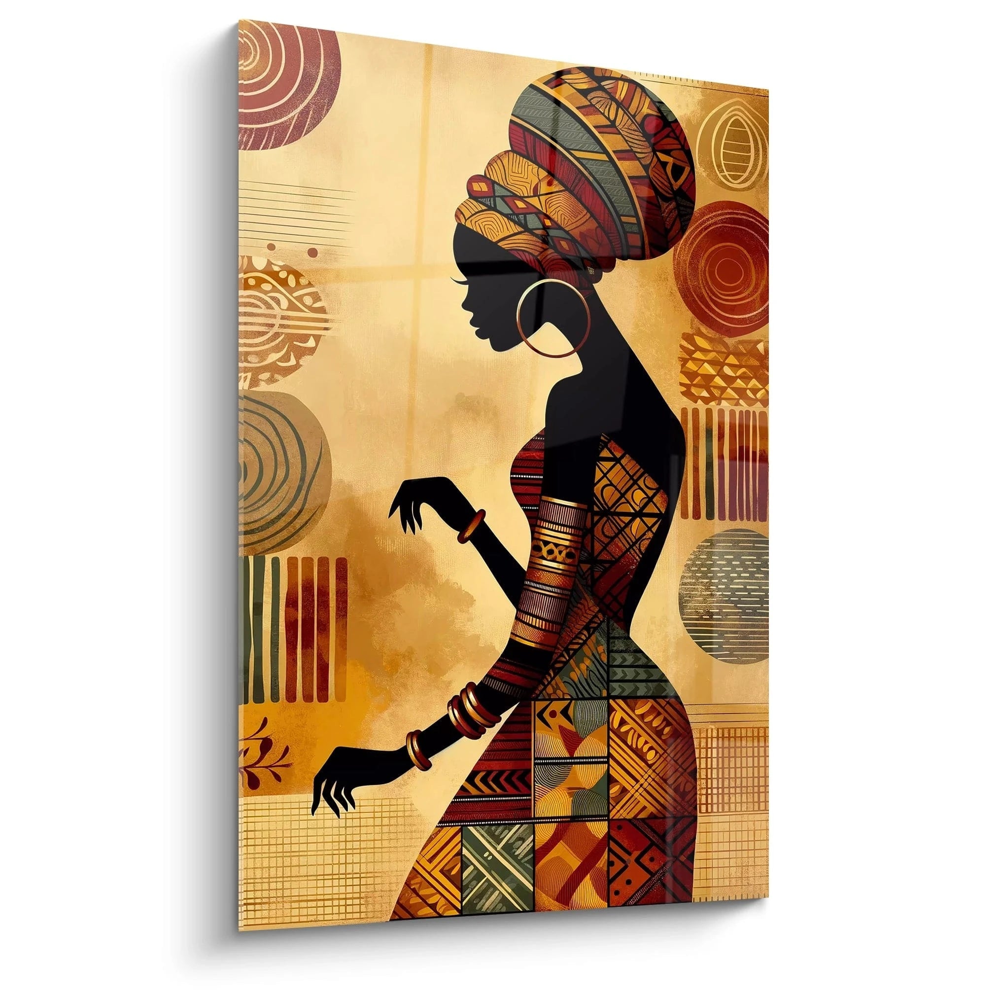 Le tableau africain montre une silhouette gracieuse entourée de motifs géométriques dorés et rouges. La posture noble et les détails des tissus traditionnels créent une harmonie visuelle.

