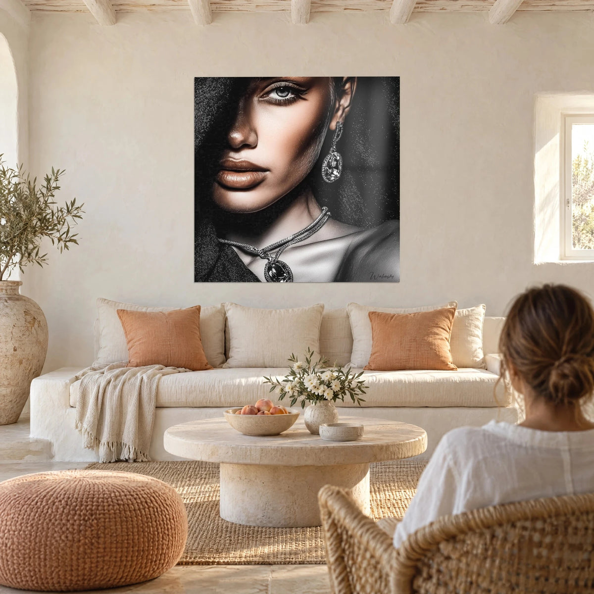 Gemälde Porträt einer Frau mit grauem Blick, Kristallohrring vor schimmerndem schwarzem Hintergrund, über einem Sofa in einem hellen Wohnzimmer