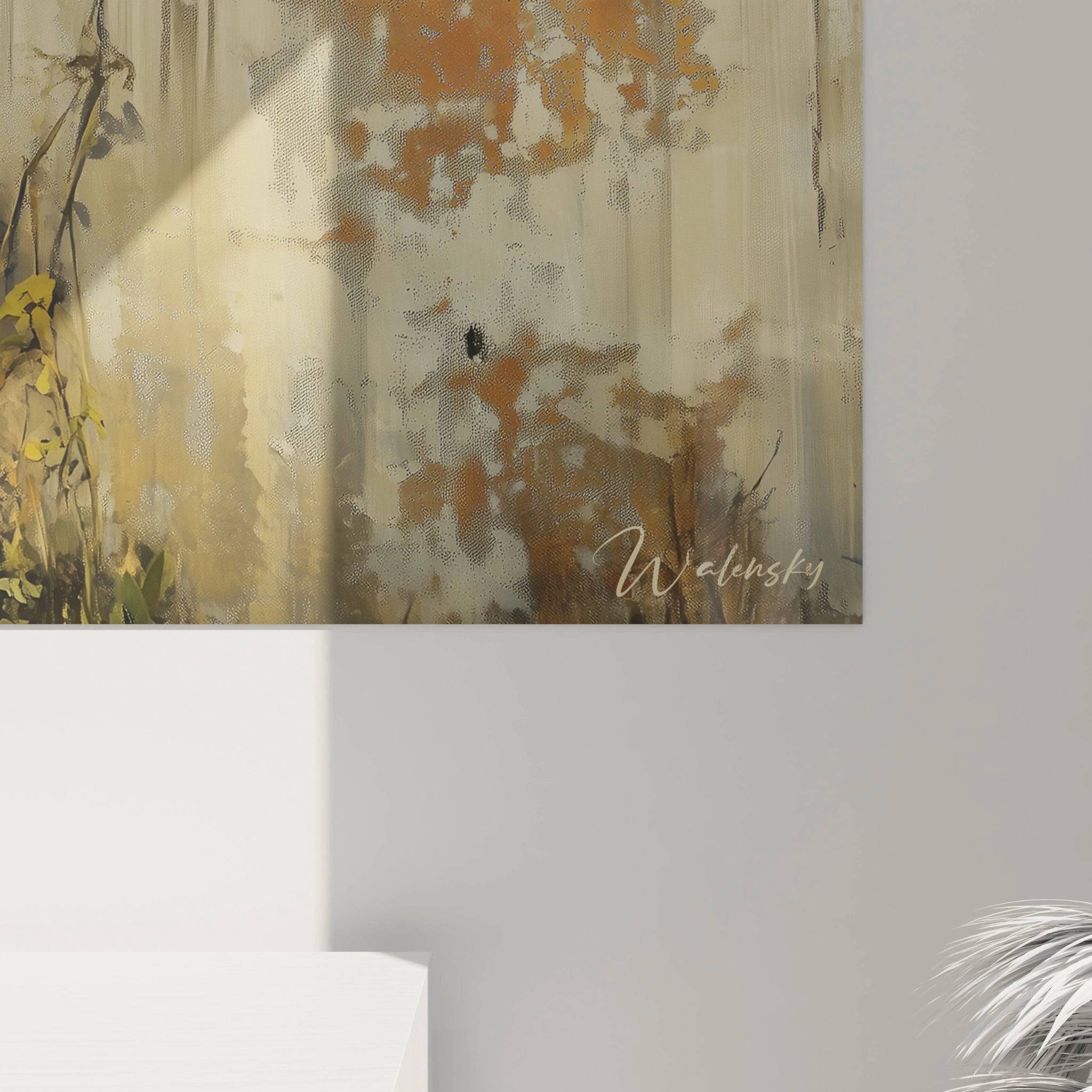 Un tableau expressif d'un léopard observant directement le spectateur depuis l'ouverture d'un mur texturé aux tons beiges et orangés, avec des plantes vertes grimpantes qui adoucissent la structure, créant un dialogue visuel entre nature indomptée et environnement construit.

