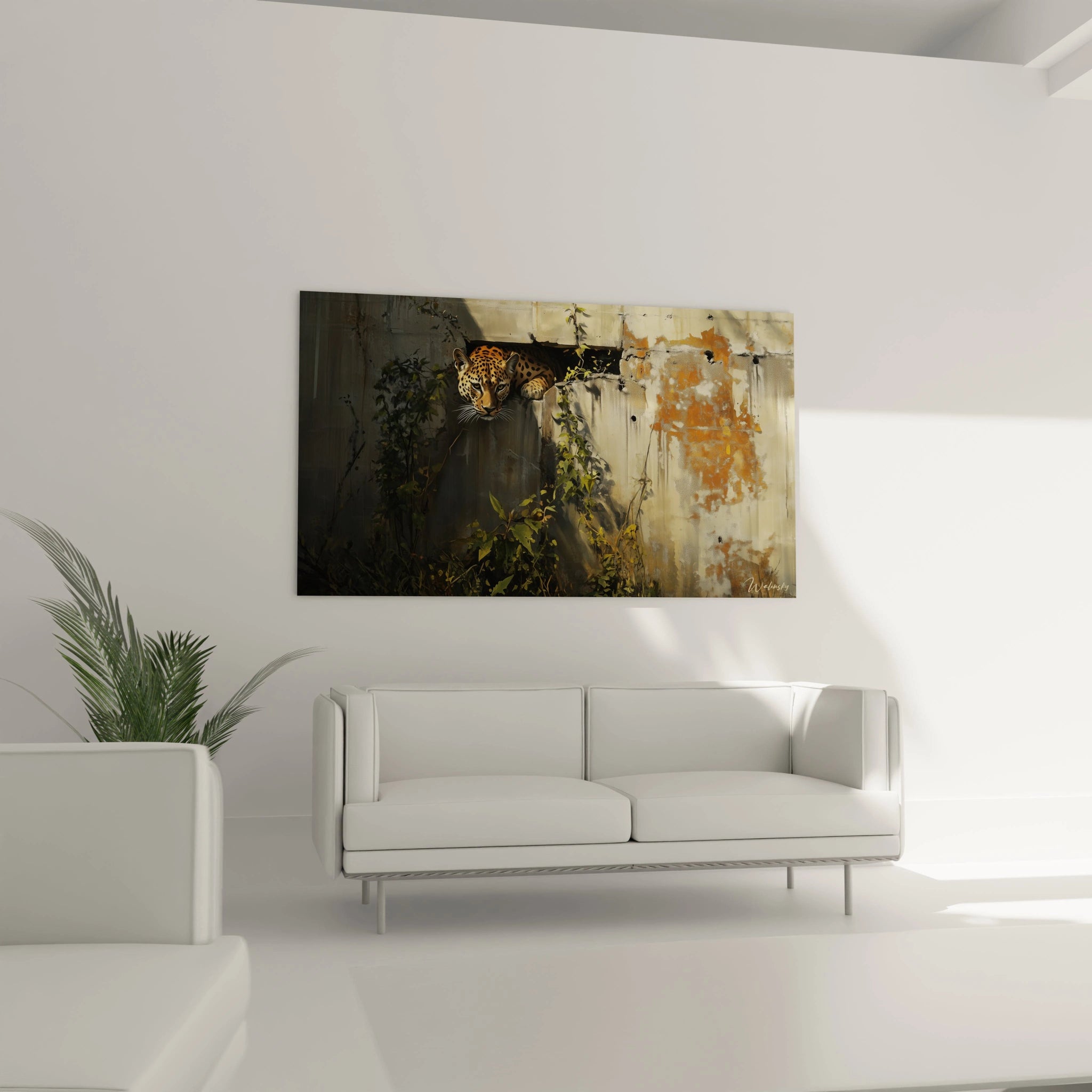 Un tableau félin montrant un léopard surgissant d'un mur aux textures craquelées beiges et orangées, entouré de végétation verte grimpante, où le réalisme des taches et des moustaches du prédateur se distingue contre le fond abstrait et vieilli.
