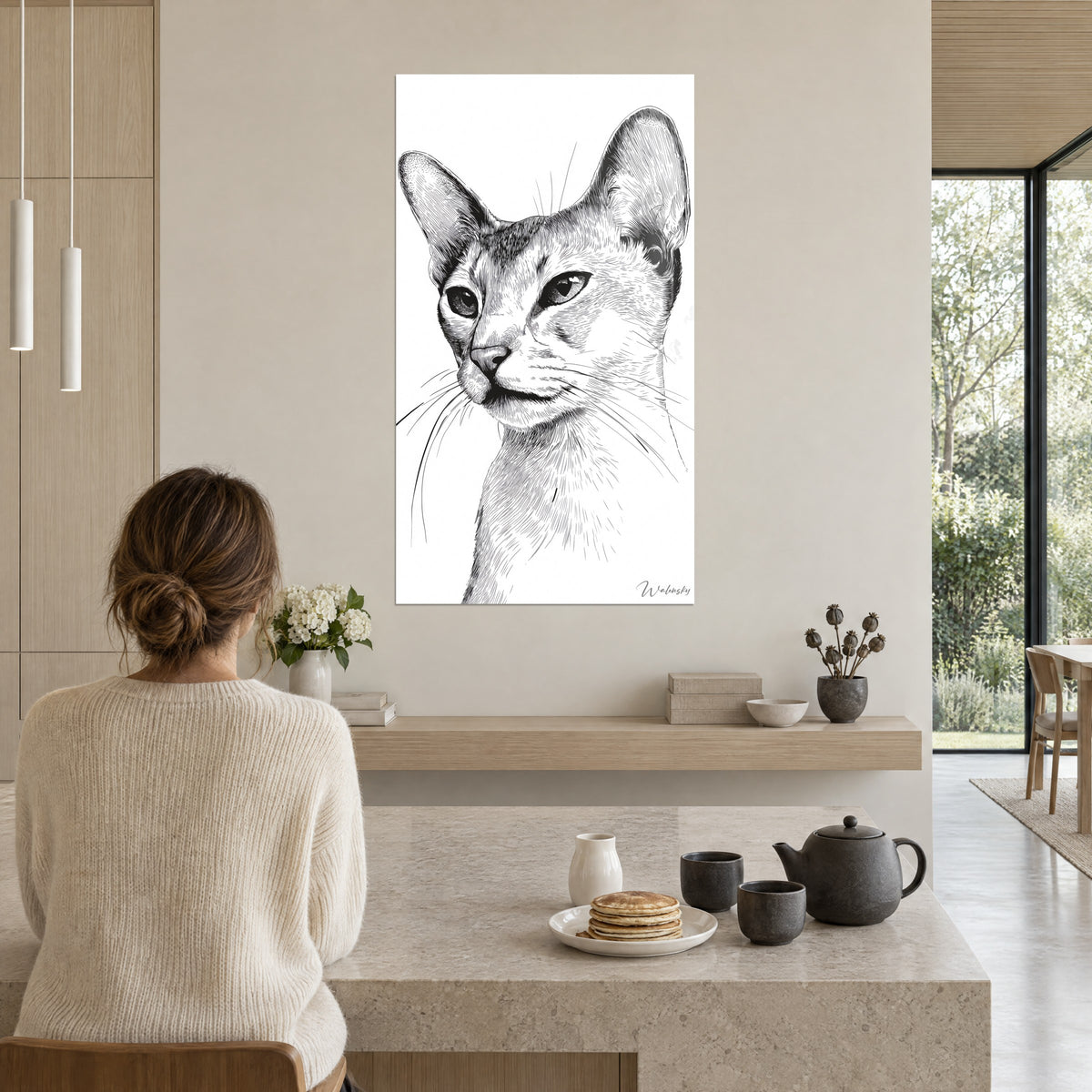 Cuadro cabeza de gato finamente sombreada, gris perla y blanco roto, cocina de madera clara y tetera negra, vista al jardín
