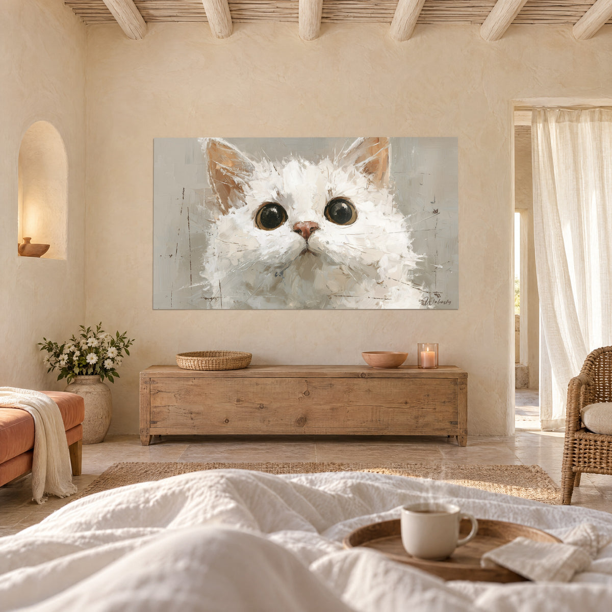 Tableau chat angora aux yeux ronds brun doré, museau rose poudré, fourrure ivoire, au-dessus d'un lit dans une chambre claire