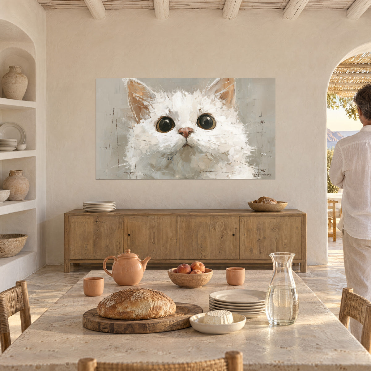 Tableau matou blanc effarouché, pupilles noires profondes et oreilles cuivrées, accroché dans une cuisine méditerranéenne