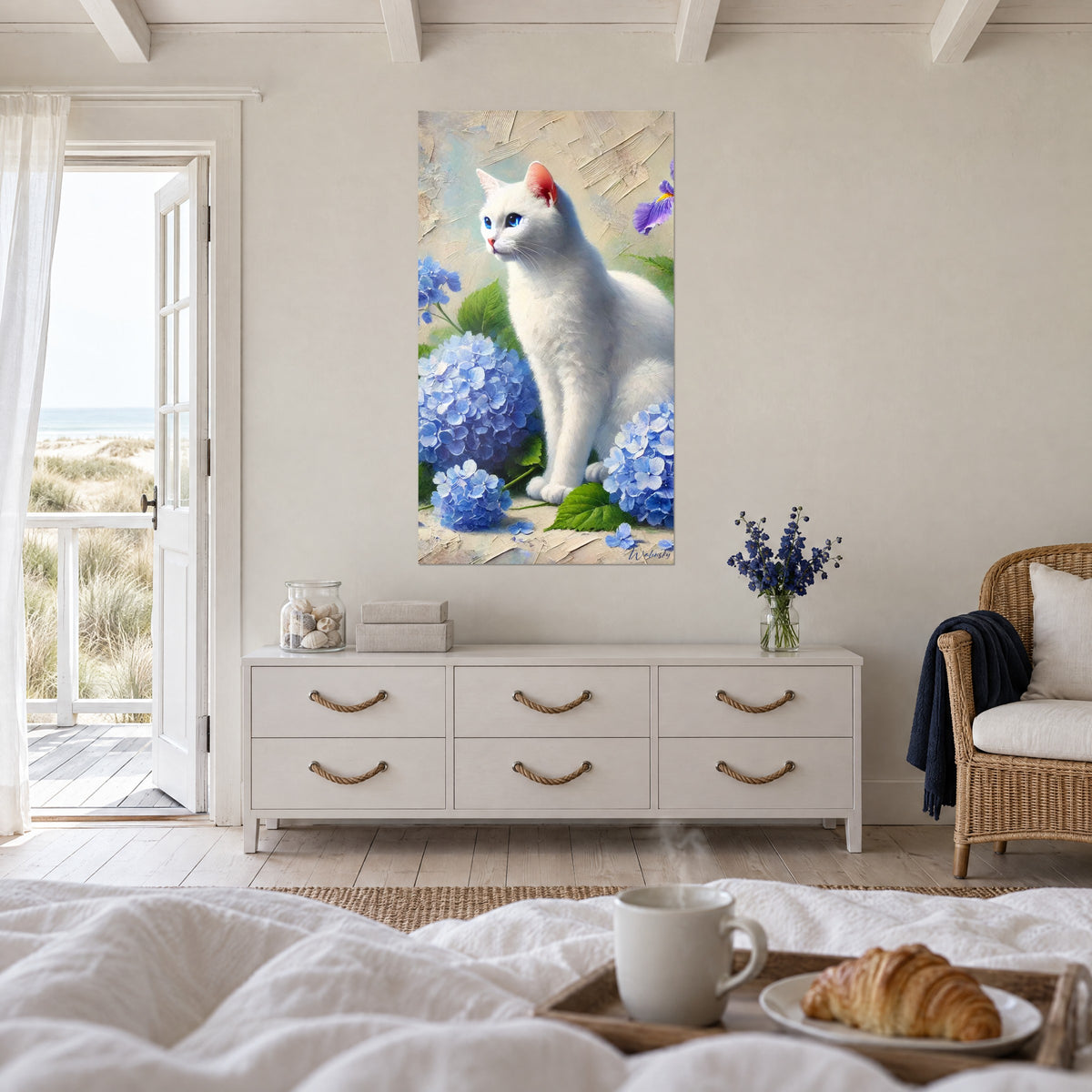 Cuadro gato macho de pelaje blanco nieve, iris morado y hortensias azules, colgado encima de una cama en un dormitorio luminoso