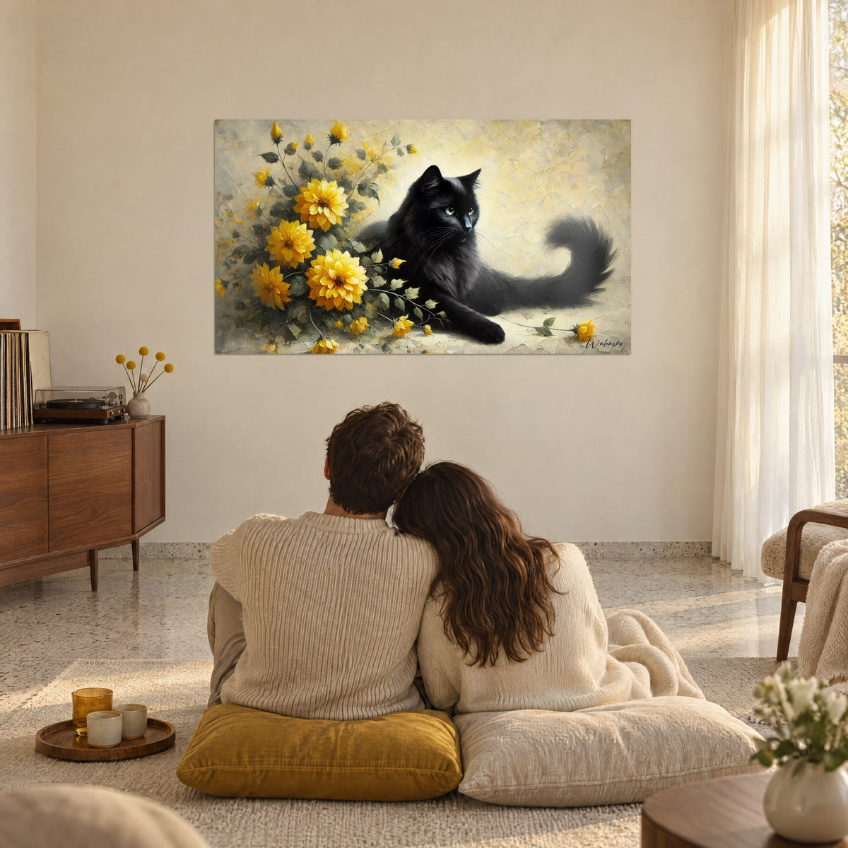Cuadro gato negro de bigotes finos y flores amarillo sol, fondo crema pintado con espátula, frente a una pareja sentada en el suelo